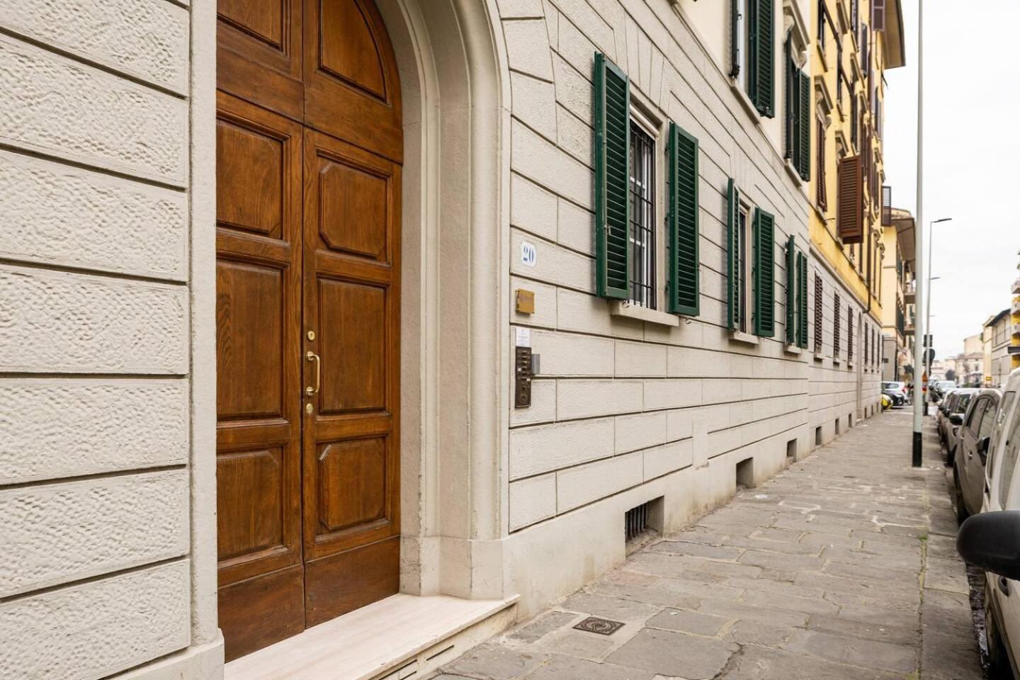 Comfy Unit Suitable For Work Street Level With Patio Appartamento