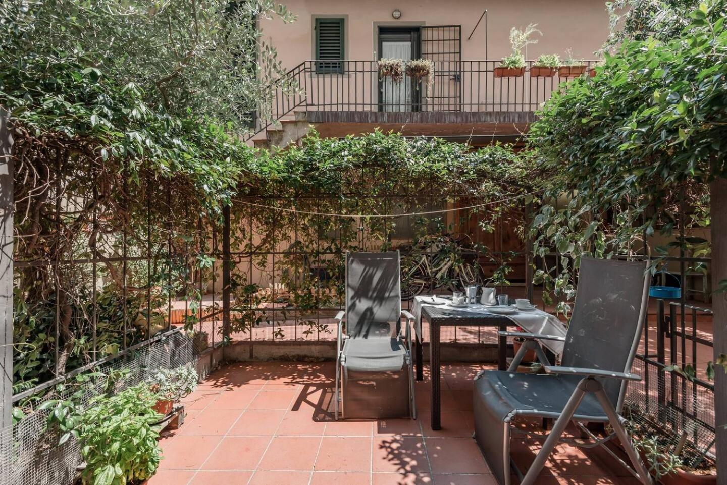 Comfy Unit Suitable For Work Street Level With Patio Firenze